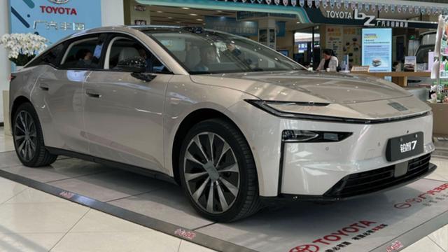 រថយន្ត Toyota bZ7 មកដល់ទីផ្សារប្រទេសចិនជាមួយម៉ូទ័រ Huawei DriveONE មុនការដាក់លក់នៅឆ្នាំ 2026