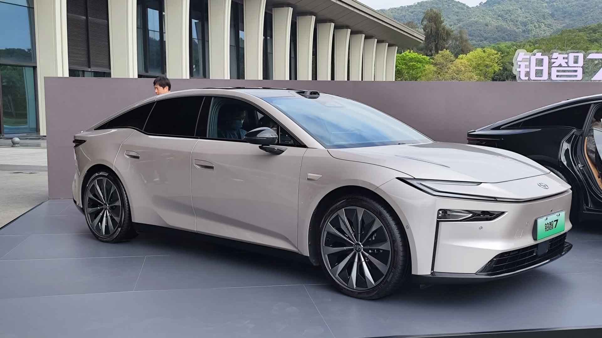 រថយន្ត Toyota បំពាក់បច្ចេកវិទ្យាចិនដ៏ខ្លាំងជាមួយ ម៉ូដែល bZ7 ទទួលបានការ កុម្ម៉ង់ 3,100 គ្រឿង ក្នុងរយៈពេលមួយម៉ោងដំបូង បន្ទាប់ពីការដាក់សម្ពោធ