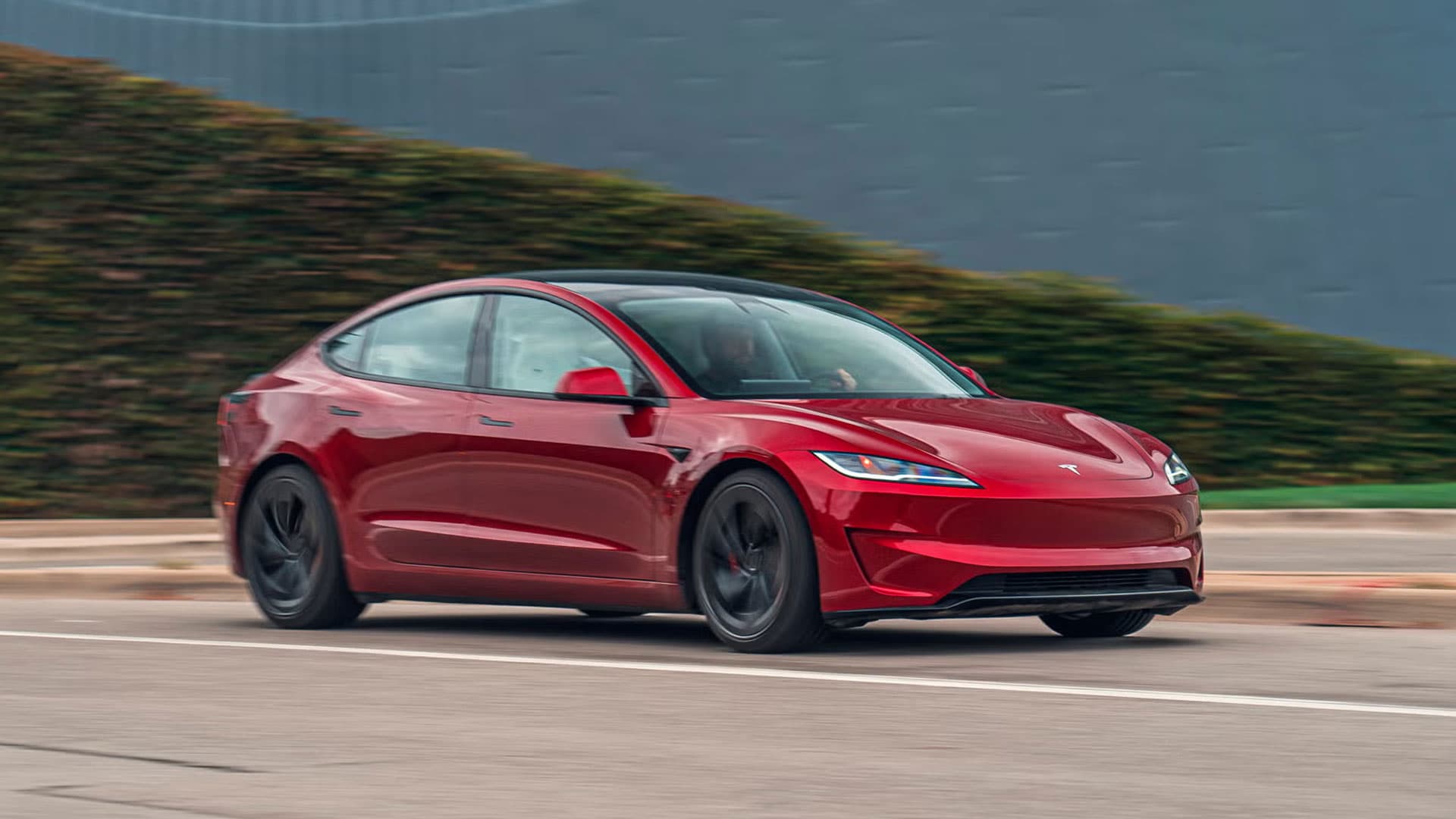 ក្រុមហ៊ុន Tesla Upgrade Model 3 មានល្បឿនស្ទុះលឿនជាងមុន និងបំពាក់អេក្រង់ធំជាងមុន